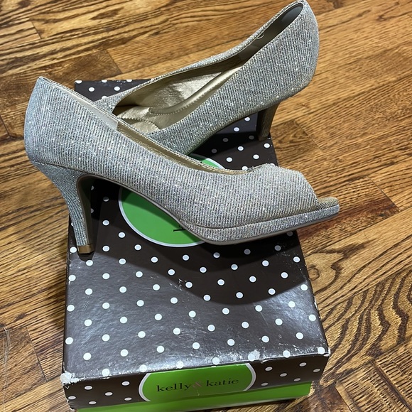 Kelly & Katie Gold and silver shimmer peep toe pumps, size 7 - Picture 4 of 5